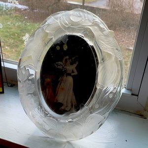 Crystal clear signatures frame